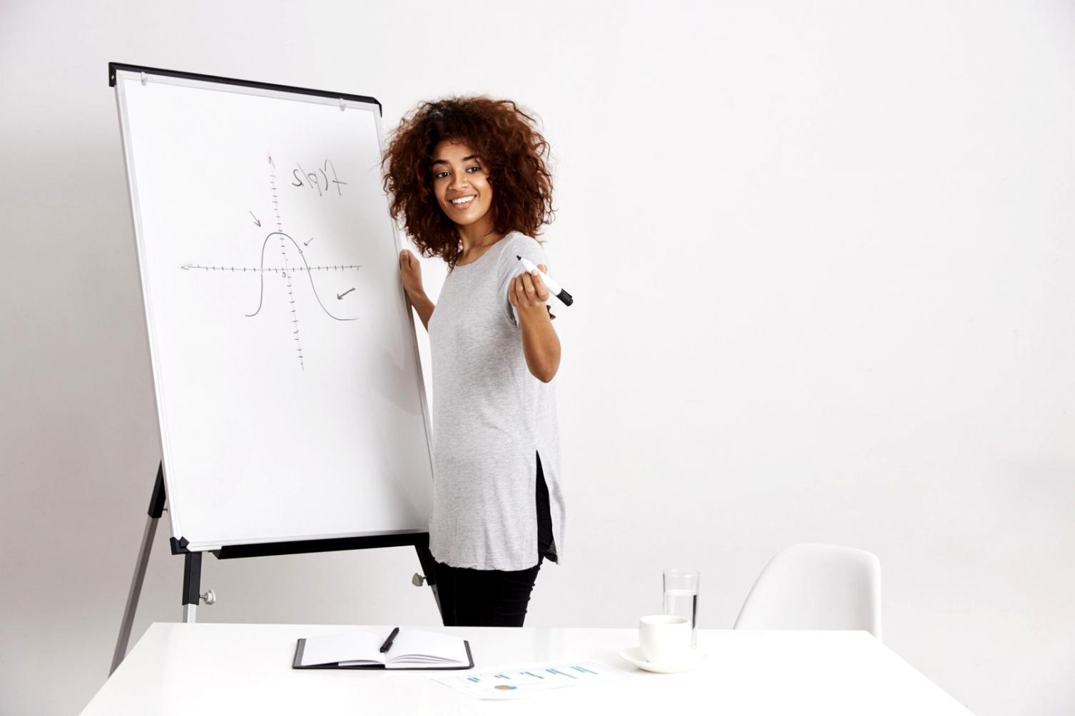 Espacio de trabajo con análisis financiero en pantalla