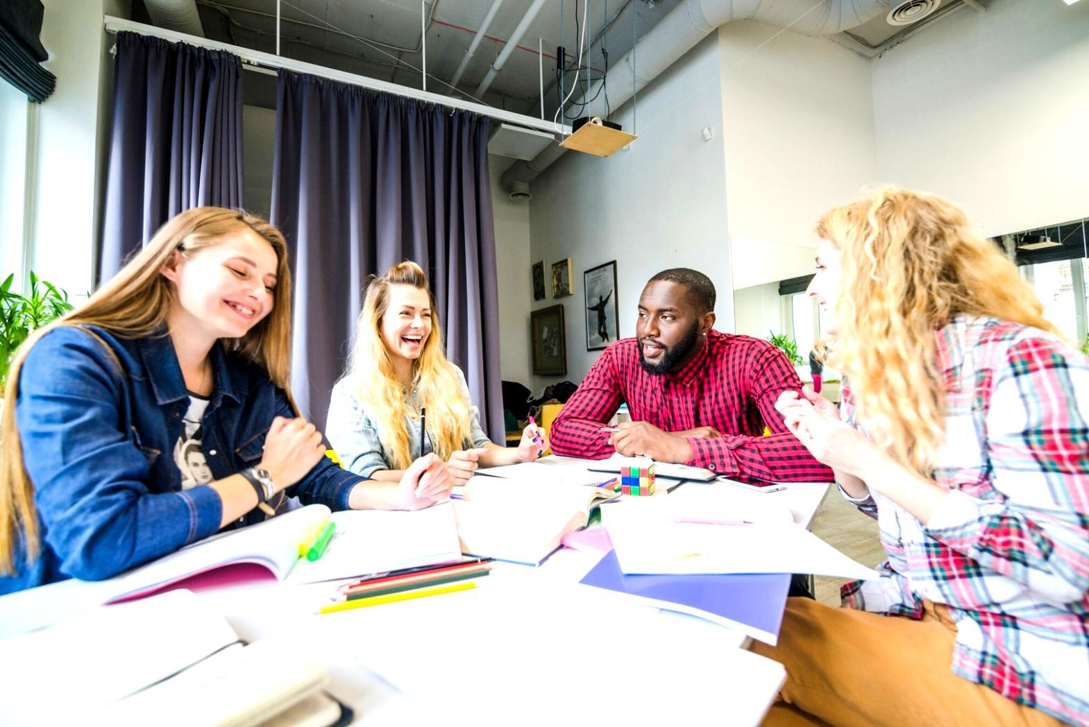 Proyecciones financieras comparando múltiples escenarios