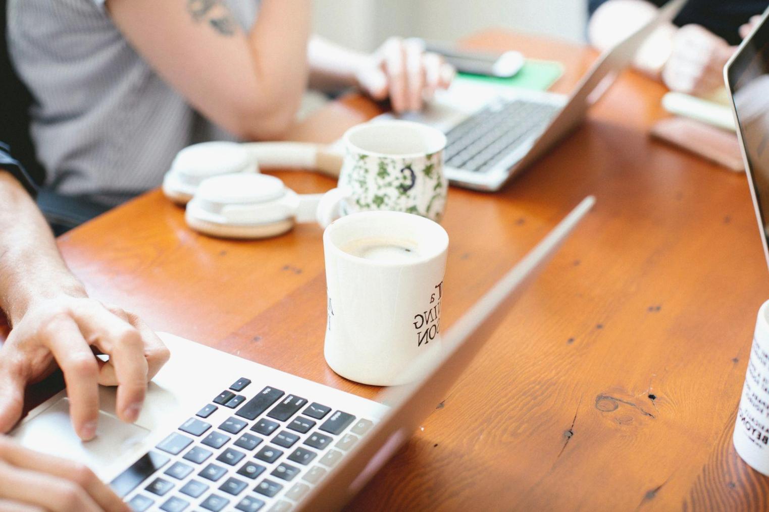 Equipo de lightfluxwave trabajando en análisis financiero colaborativo